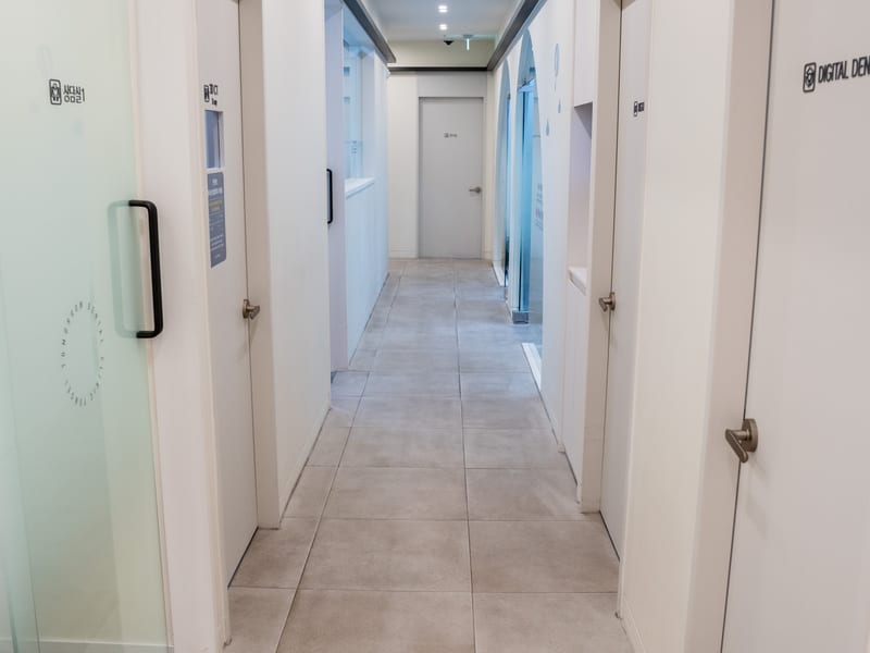 연세내일치과의원 지축 진료실로 이어지는 복도